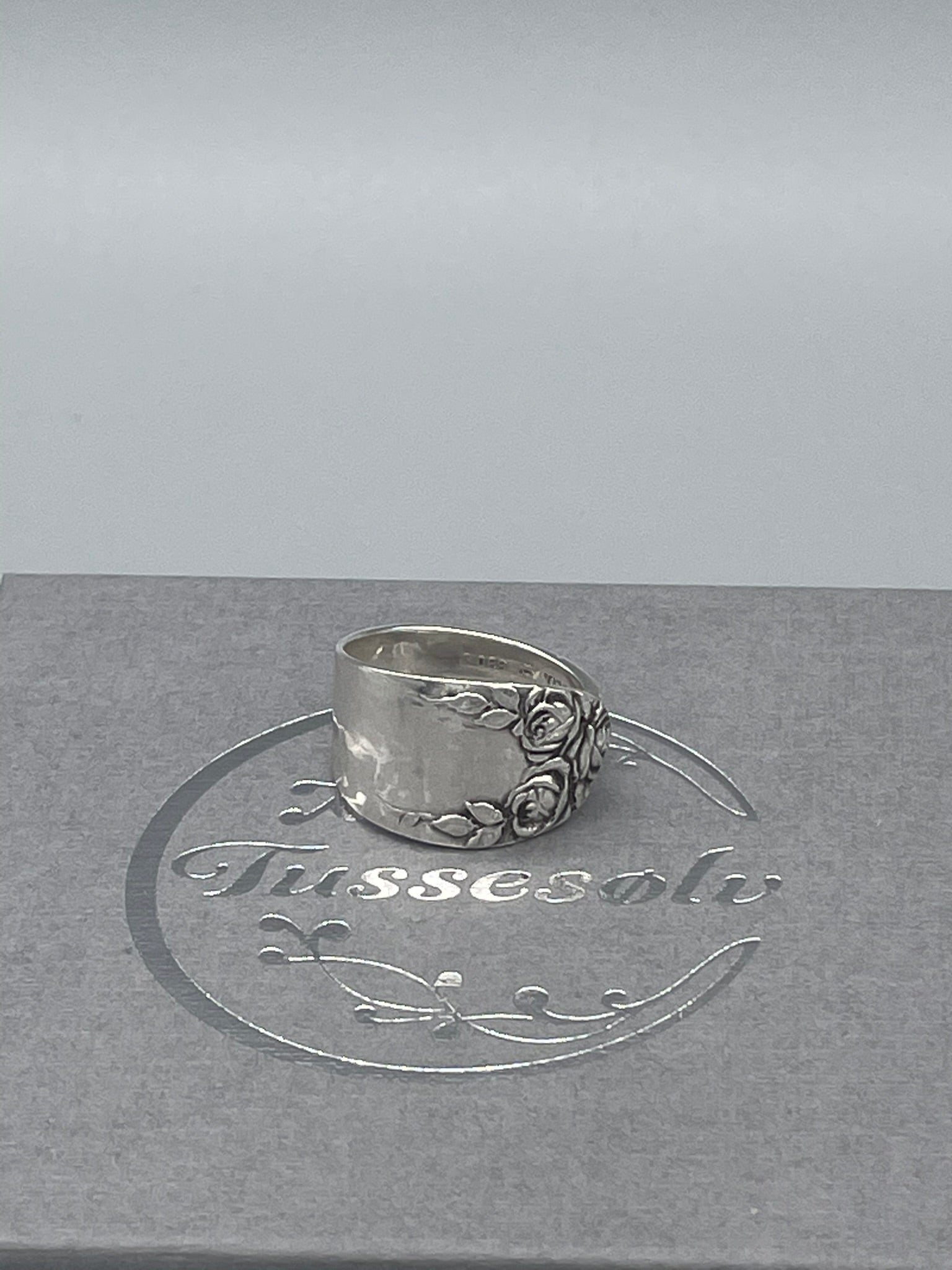 Hamret Rose, Ring