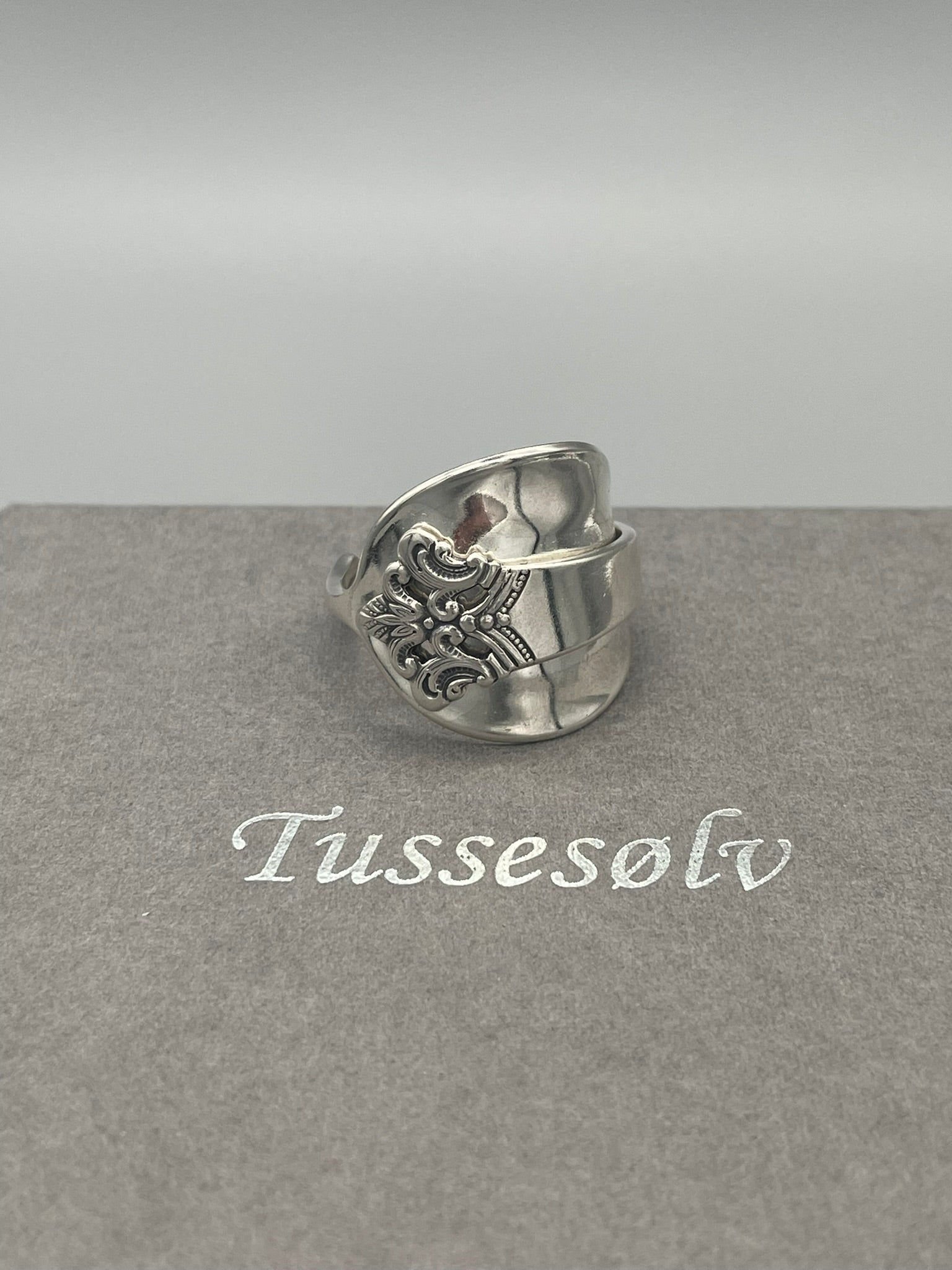 Anitra, Statement ring