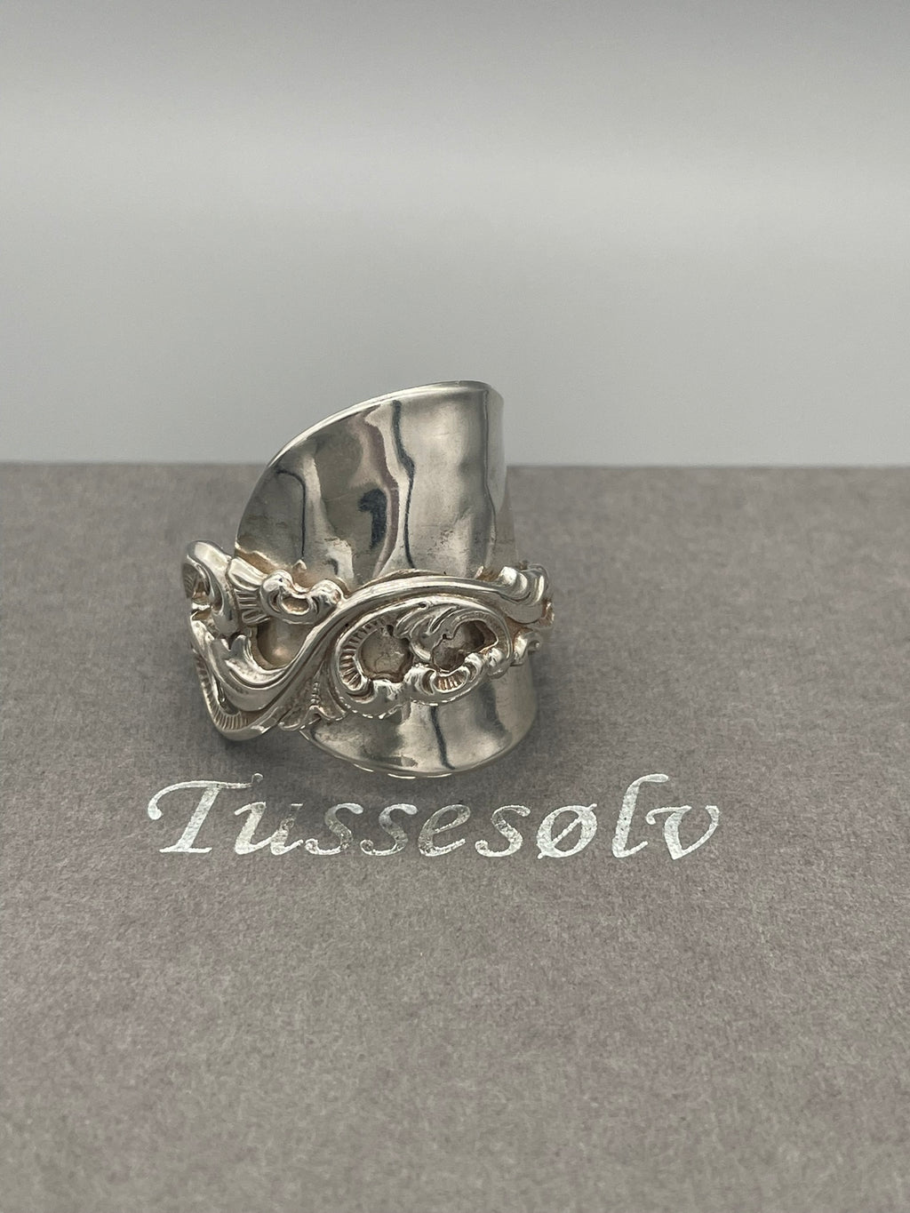 Dobbel Rokokko, Statement Ring