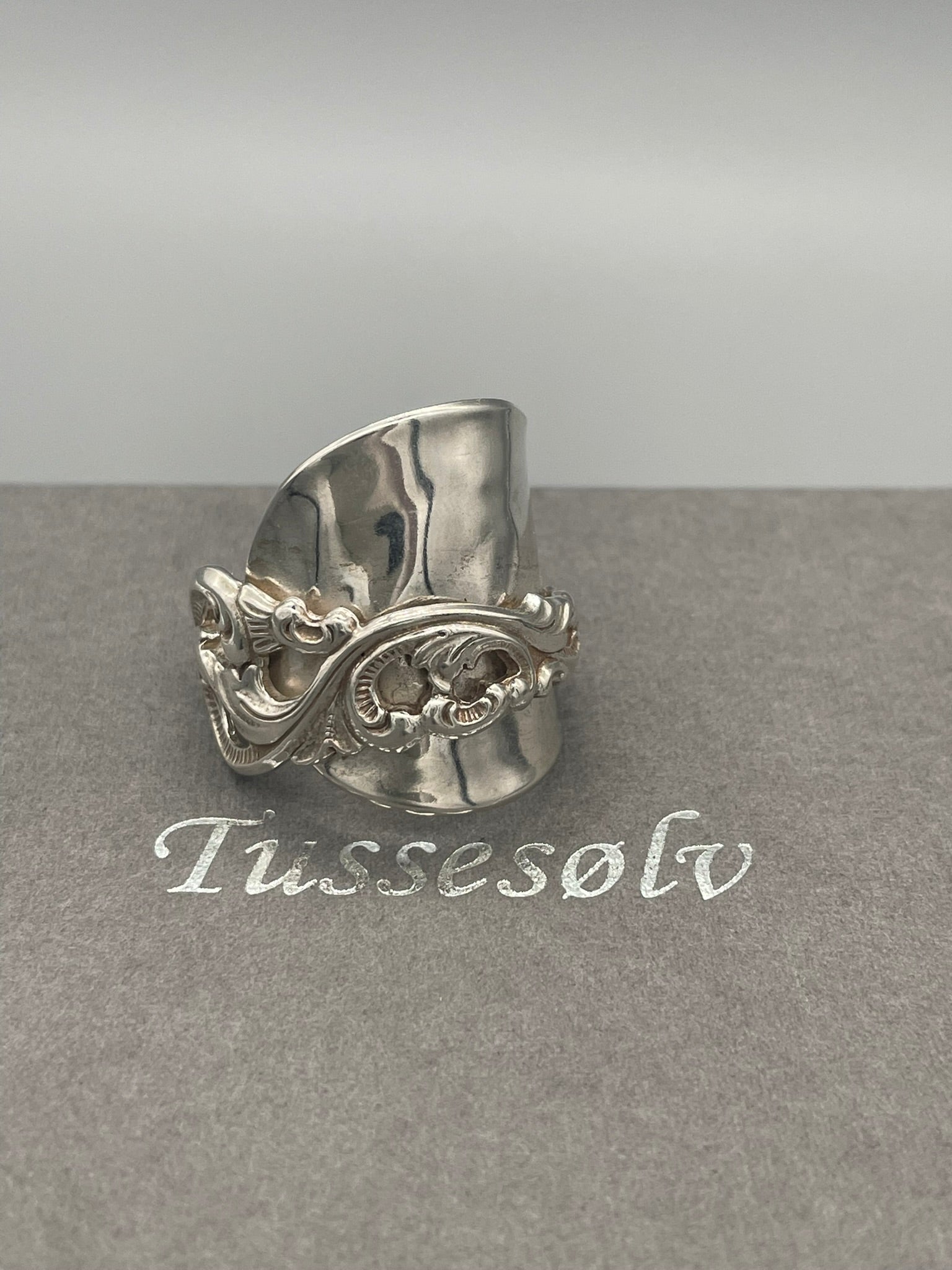 Dobbel Rokokko, Statement Ring
